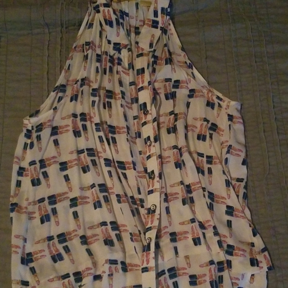 Meave lipstick blouse